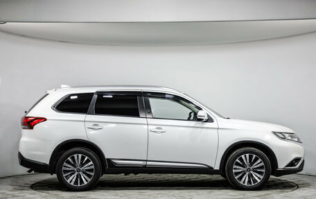 Mitsubishi Outlander III рестайлинг 3, 2020 год, 2 049 000 рублей, 4 фотография
