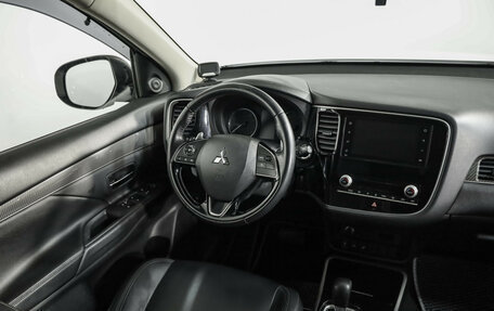 Mitsubishi Outlander III рестайлинг 3, 2020 год, 2 049 000 рублей, 9 фотография