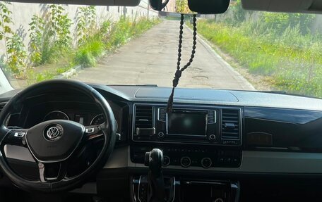 Volkswagen Multivan T6 рестайлинг, 2016 год, 3 920 000 рублей, 10 фотография