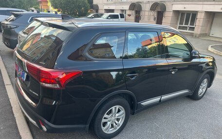 Mitsubishi Outlander III рестайлинг 3, 2018 год, 1 490 000 рублей, 2 фотография