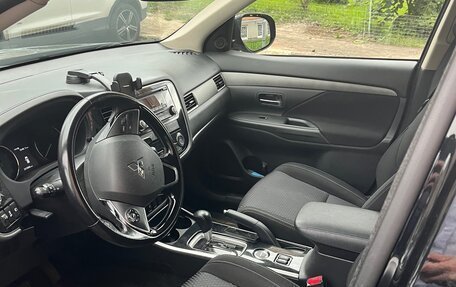 Mitsubishi Outlander III рестайлинг 3, 2018 год, 1 490 000 рублей, 11 фотография