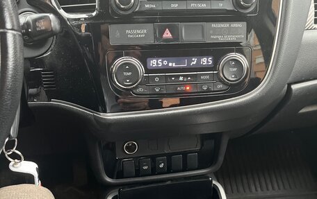 Mitsubishi Outlander III рестайлинг 3, 2018 год, 1 490 000 рублей, 12 фотография