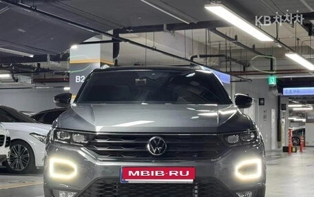 Volkswagen T-Roc I, 2021 год, 1 799 000 рублей, 2 фотография