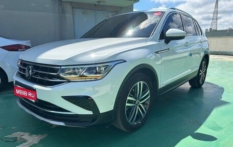 Volkswagen Tiguan II, 2022 год, 2 099 100 рублей, 2 фотография