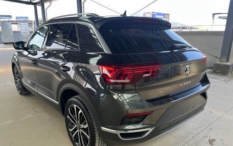 Volkswagen T-Roc I, 2022 год, 1 890 000 рублей, 2 фотография