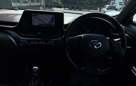 Toyota C-HR I рестайлинг, 2017 год, 1 380 000 рублей, 7 фотография