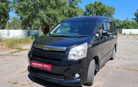 Toyota Noah III, 2008 год, 900 000 рублей, 3 фотография