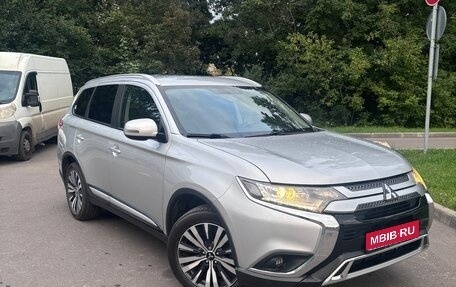 Mitsubishi Outlander III рестайлинг 3, 2019 год, 1 850 000 рублей, 1 фотография