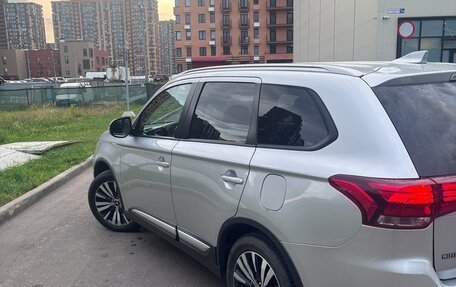Mitsubishi Outlander III рестайлинг 3, 2019 год, 1 850 000 рублей, 3 фотография