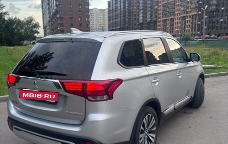 Mitsubishi Outlander III рестайлинг 3, 2019 год, 1 850 000 рублей, 5 фотография