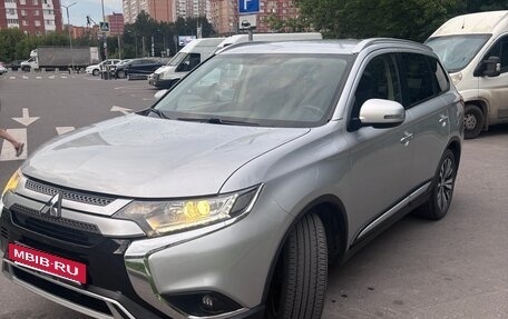 Mitsubishi Outlander III рестайлинг 3, 2019 год, 1 850 000 рублей, 2 фотография