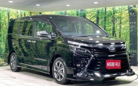 Toyota Voxy III, 2021 год, 1 790 000 рублей, 3 фотография