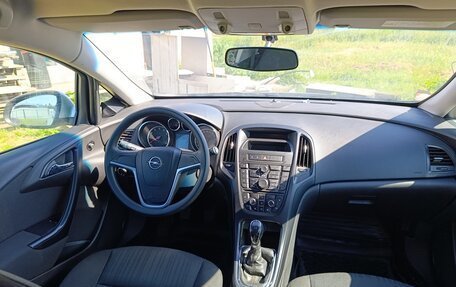Opel Astra J, 2011 год, 600 000 рублей, 2 фотография