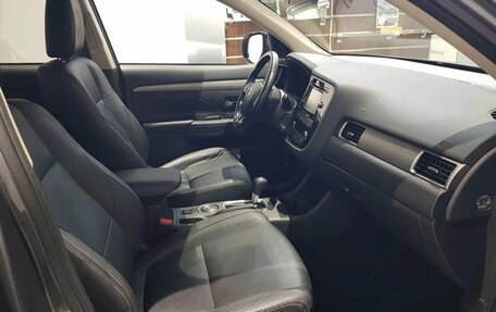 Mitsubishi Outlander III рестайлинг 3, 2015 год, 2 099 000 рублей, 9 фотография