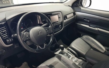 Mitsubishi Outlander III рестайлинг 3, 2015 год, 2 099 000 рублей, 10 фотография
