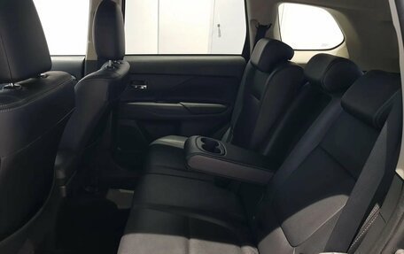 Mitsubishi Outlander III рестайлинг 3, 2015 год, 2 099 000 рублей, 12 фотография
