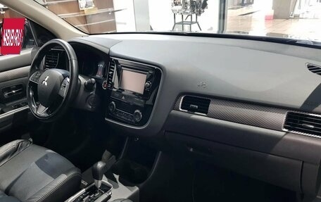 Mitsubishi Outlander III рестайлинг 3, 2015 год, 2 099 000 рублей, 11 фотография