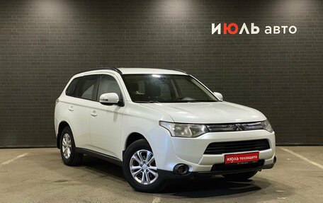 Mitsubishi Outlander III рестайлинг 3, 2013 год, 1 400 000 рублей, 3 фотография