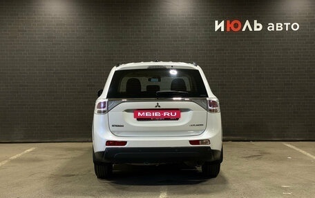 Mitsubishi Outlander III рестайлинг 3, 2013 год, 1 400 000 рублей, 6 фотография