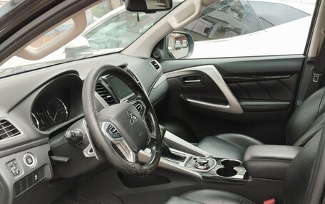 Mitsubishi Pajero Sport III рестайлинг, 2017 год, 2 600 000 рублей, 9 фотография