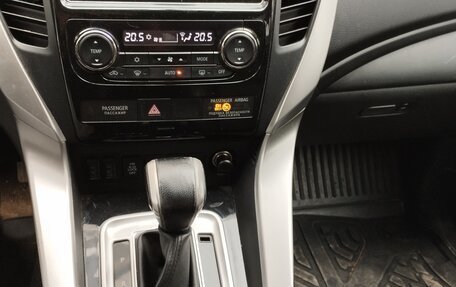 Mitsubishi Pajero Sport III рестайлинг, 2017 год, 2 600 000 рублей, 8 фотография