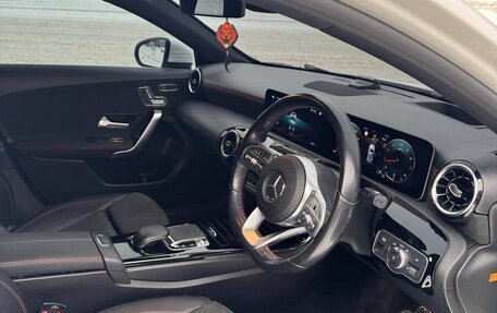 Mercedes-Benz A-Класс, 2019 год, 1 860 000 рублей, 10 фотография