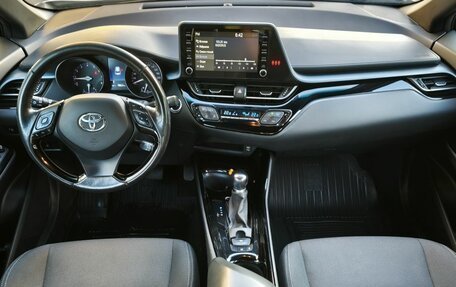 Toyota C-HR I рестайлинг, 2021 год, 2 650 000 рублей, 12 фотография