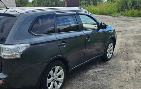 Mitsubishi Outlander III рестайлинг 3, 2014 год, 1 560 000 рублей, 5 фотография
