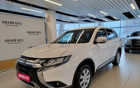 Mitsubishi Outlander III рестайлинг 3, 2020 год, 1 890 000 рублей, 1 фотография