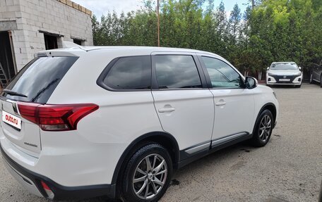 Mitsubishi Outlander III рестайлинг 3, 2018 год, 1 800 000 рублей, 5 фотография