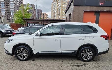 Mitsubishi Outlander III рестайлинг 3, 2018 год, 1 800 000 рублей, 4 фотография