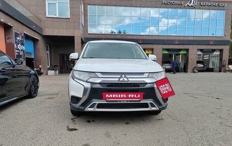 Mitsubishi Outlander III рестайлинг 3, 2018 год, 1 800 000 рублей, 3 фотография
