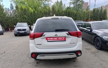 Mitsubishi Outlander III рестайлинг 3, 2018 год, 1 800 000 рублей, 6 фотография