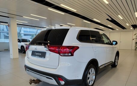 Mitsubishi Outlander III рестайлинг 3, 2020 год, 1 890 000 рублей, 2 фотография