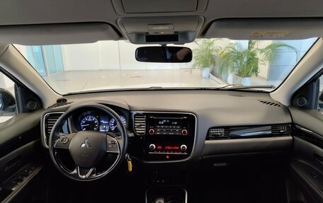 Mitsubishi Outlander III рестайлинг 3, 2020 год, 1 890 000 рублей, 9 фотография