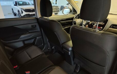 Mitsubishi Outlander III рестайлинг 3, 2020 год, 1 890 000 рублей, 8 фотография