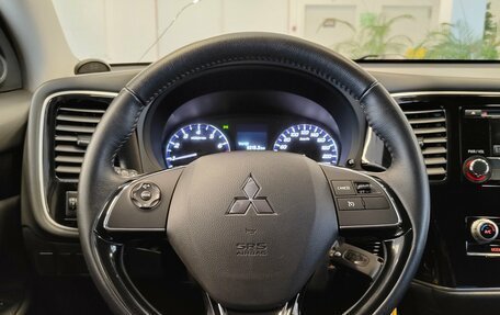 Mitsubishi Outlander III рестайлинг 3, 2020 год, 1 890 000 рублей, 13 фотография