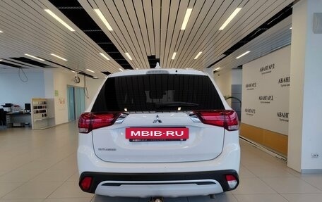 Mitsubishi Outlander III рестайлинг 3, 2020 год, 1 890 000 рублей, 4 фотография
