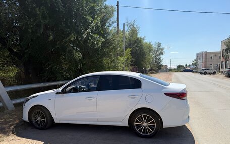 KIA Rio IV, 2021 год, 1 650 000 рублей, 2 фотография
