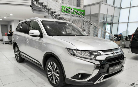 Mitsubishi Outlander III рестайлинг 3, 2020 год, 2 550 000 рублей, 6 фотография