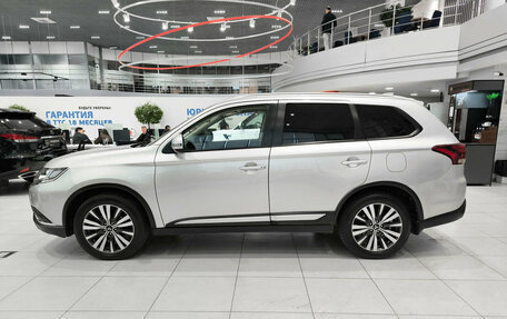 Mitsubishi Outlander III рестайлинг 3, 2020 год, 2 550 000 рублей, 12 фотография