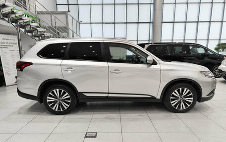 Mitsubishi Outlander III рестайлинг 3, 2020 год, 2 550 000 рублей, 8 фотография