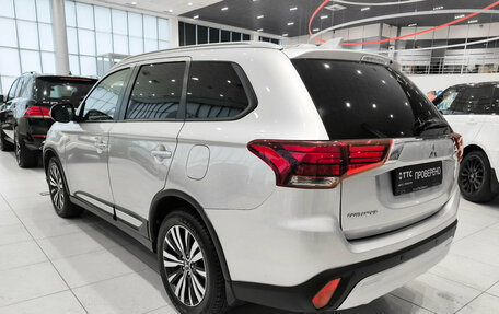 Mitsubishi Outlander III рестайлинг 3, 2020 год, 2 550 000 рублей, 11 фотография