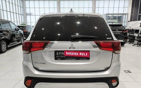 Mitsubishi Outlander III рестайлинг 3, 2020 год, 2 550 000 рублей, 10 фотография
