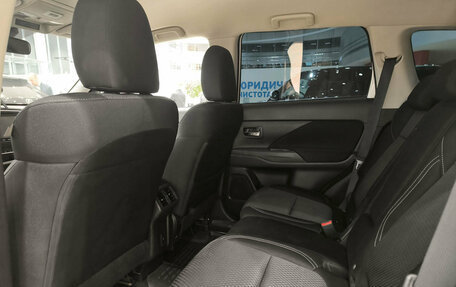 Mitsubishi Outlander III рестайлинг 3, 2020 год, 2 550 000 рублей, 16 фотография