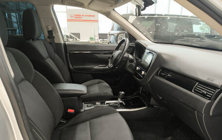 Mitsubishi Outlander III рестайлинг 3, 2020 год, 2 550 000 рублей, 15 фотография