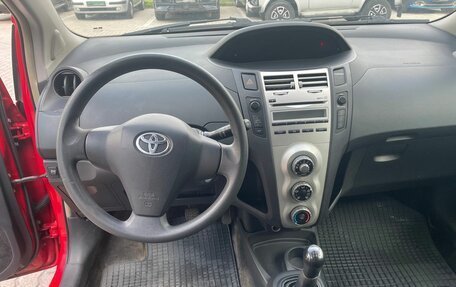 Toyota Yaris III рестайлинг, 2007 год, 388 000 рублей, 10 фотография