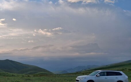 Mitsubishi Outlander III рестайлинг 3, 2013 год, 1 799 999 рублей, 3 фотография