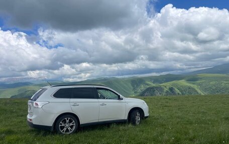 Mitsubishi Outlander III рестайлинг 3, 2013 год, 1 799 999 рублей, 2 фотография