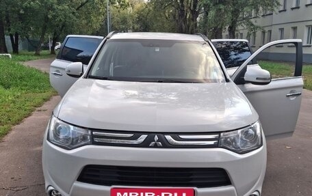 Mitsubishi Outlander III рестайлинг 3, 2013 год, 1 799 999 рублей, 4 фотография